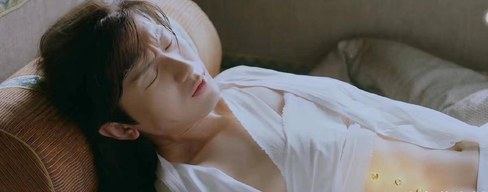 腹部两处长长的伤疤触目惊心,龚俊的腹肌很结实,也很有美感,再加上两