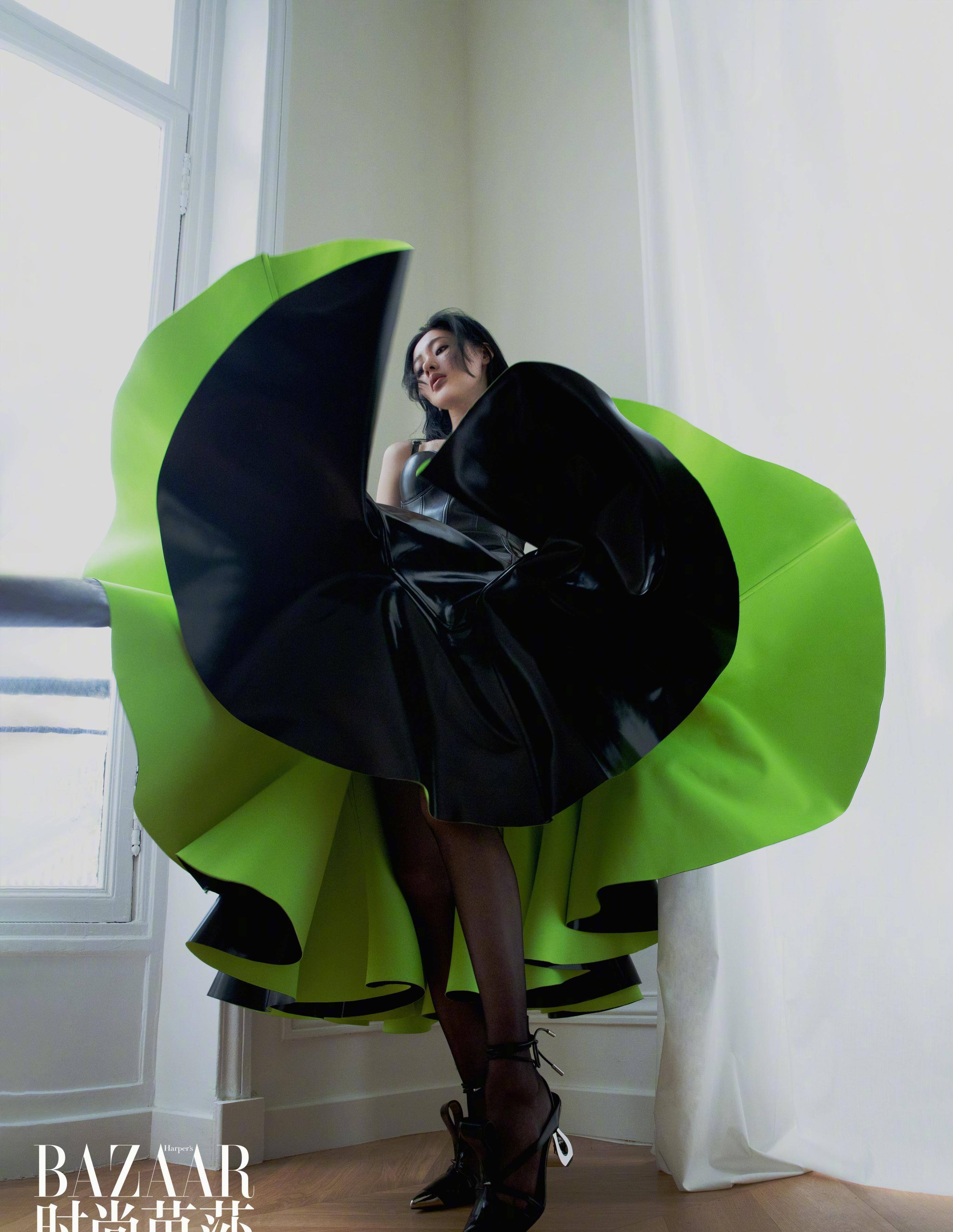 张天爱登上《迷你芭莎》封面,身穿时尚流苏网纱衬衫,演绎半遮半掩的