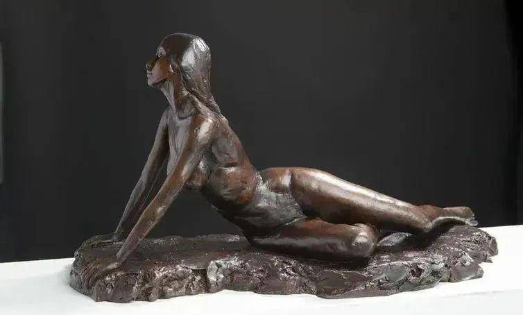 美丽且优雅的女性人体雕塑,暗含丰富的情绪表达_斯图尔特_人类_作品