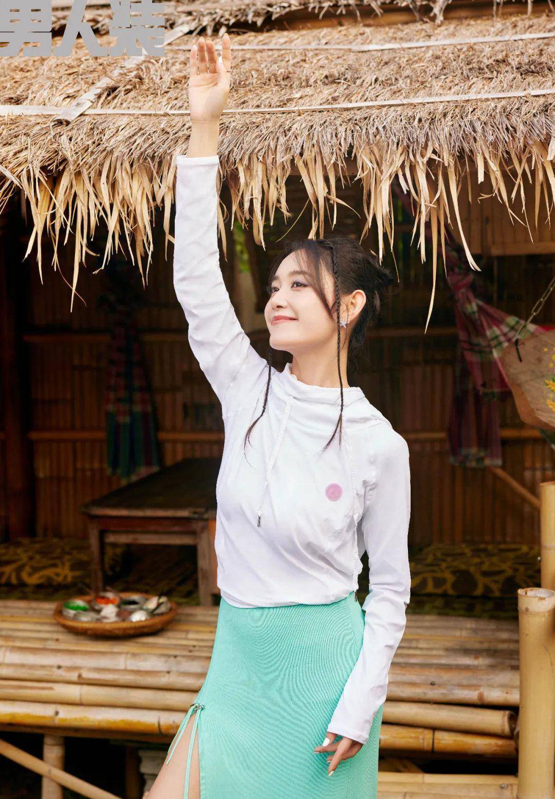 泳衣搭配复古印花百褶裙,轻盈动人.看完蒋依依的时尚大片,你喜欢吗?