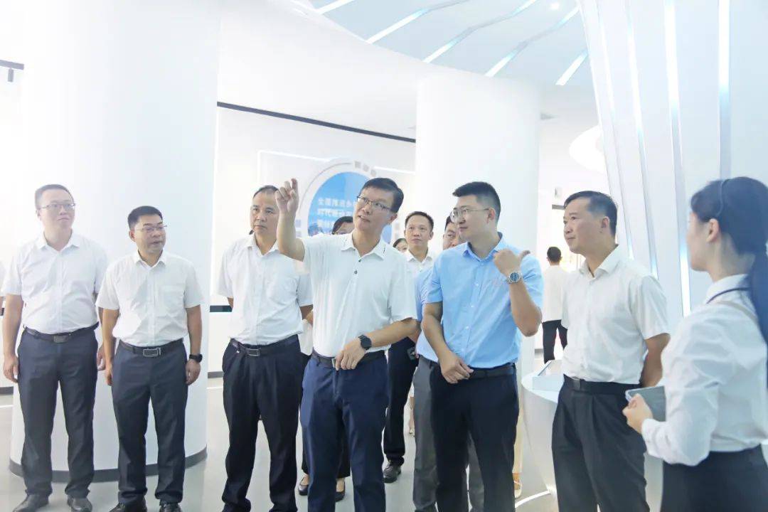 揭牌仪式上,封开县长丘灿辉代表封开县委,县政府向杏花鸡产业大数据