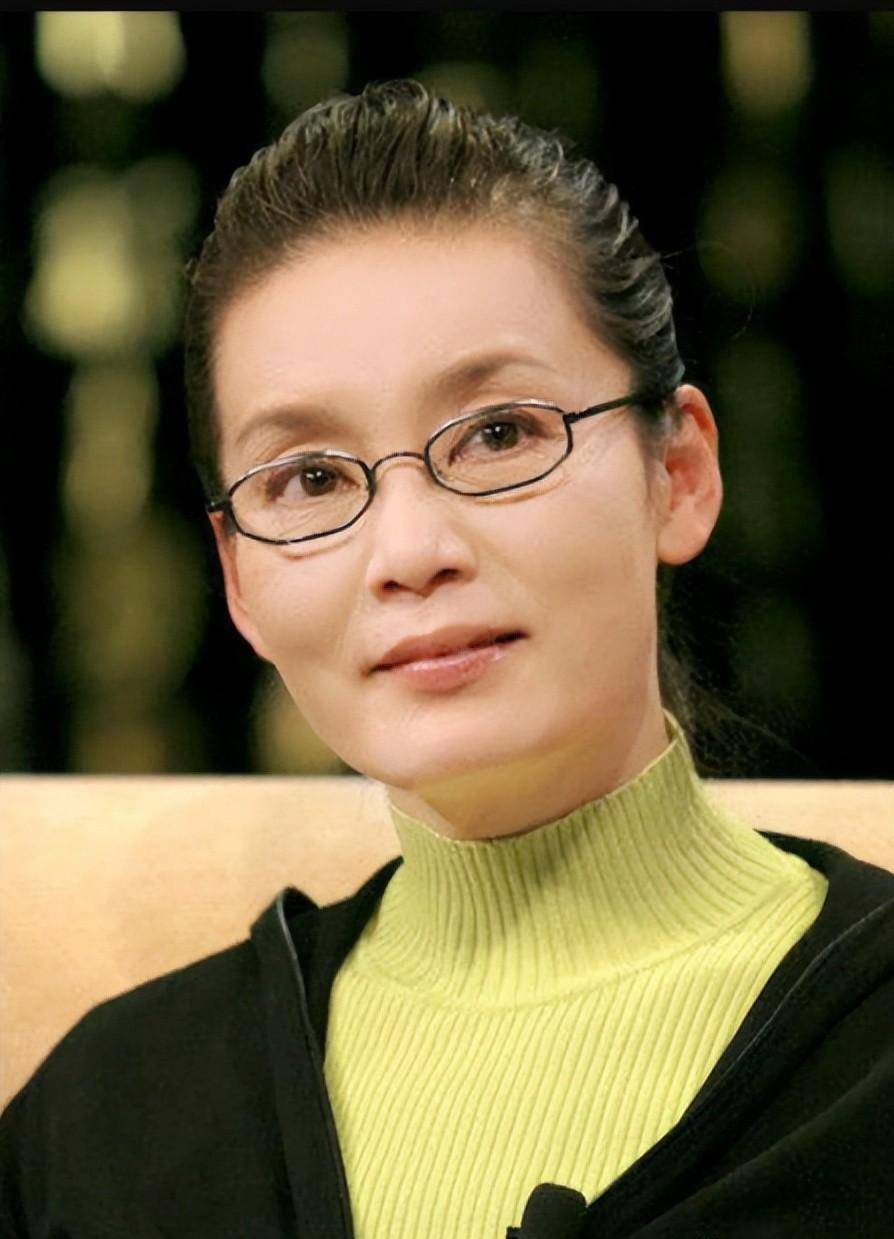 潘虹罕见留长发,穿吊带裙俏皮可爱,与邓超并肩出场不逊色_时尚_造型