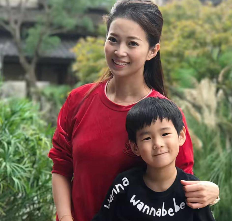 她是东方卫视主持人,当年风光出嫁,离婚后11年给儿子当妈又当爹_伊琳