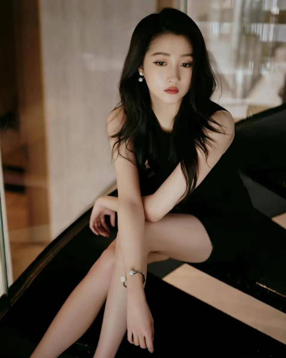 关晓彤身穿黑色无袖衬衫,展现白皙肌肤和大长腿的火辣魅力_身材