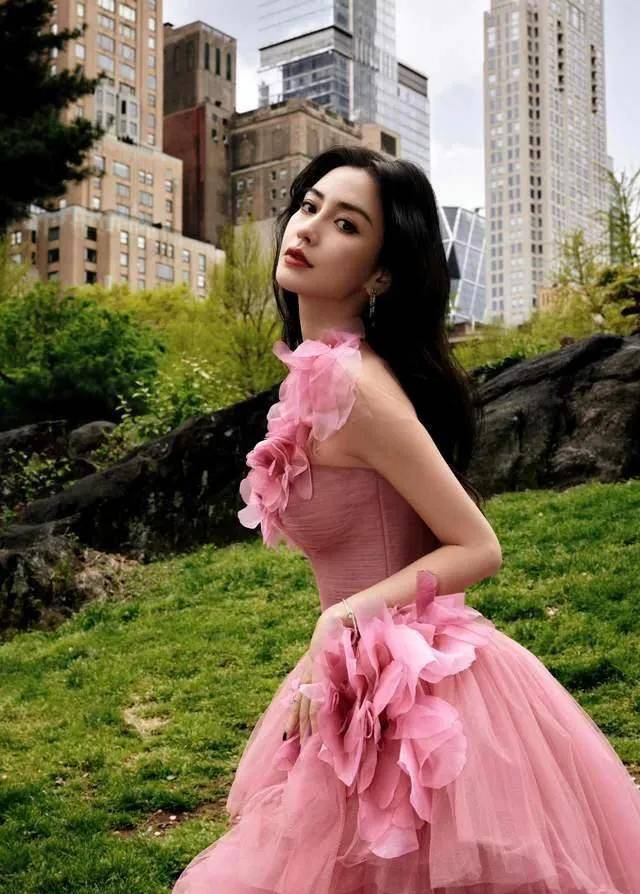 angela baby纽约街头拍摄爆火,身穿粉色玫瑰裙,大长腿,时尚迷人_杨颖