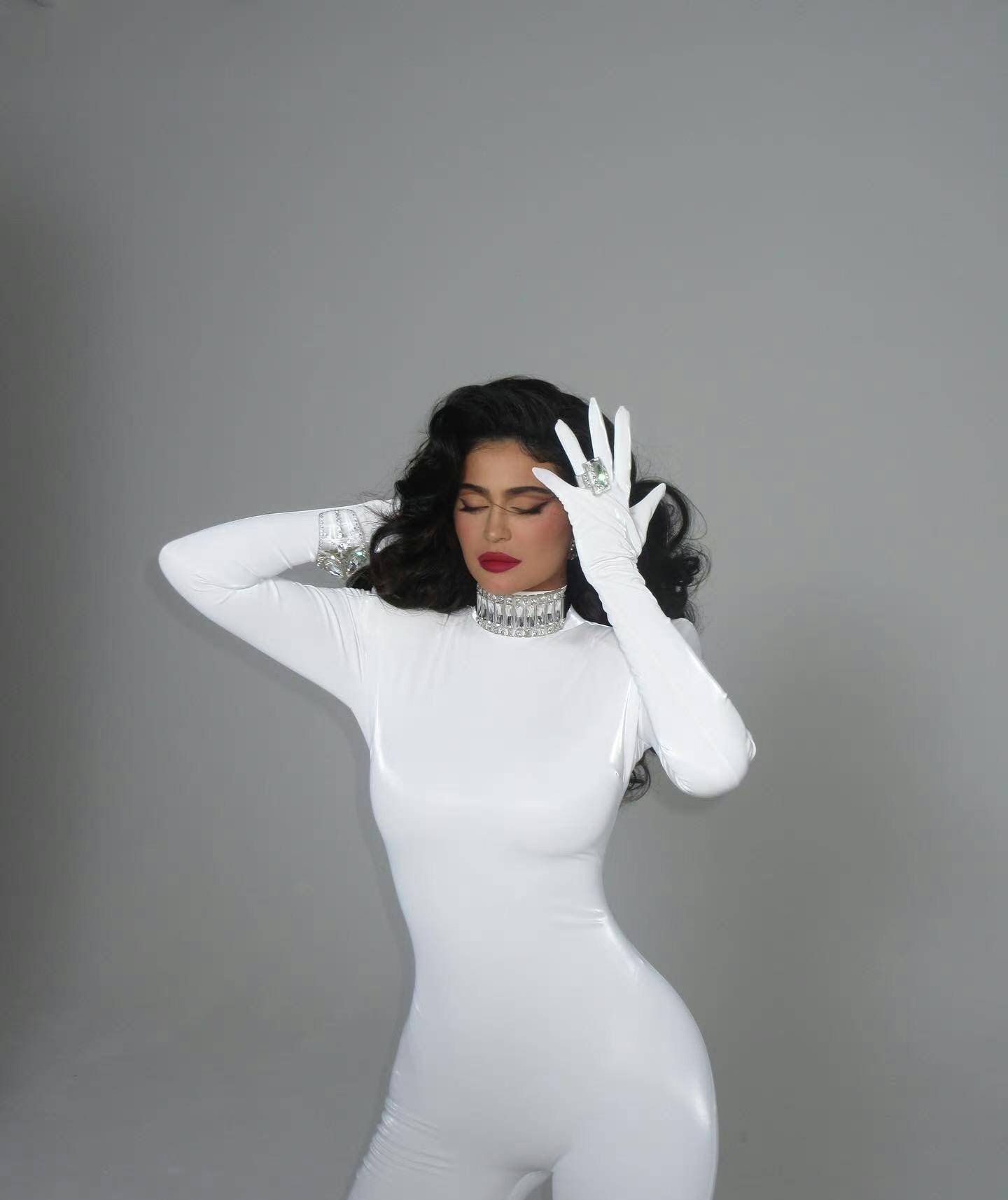 凯莉·詹娜的母亲是好莱坞电视制片人克丽丝·金纳,父亲是前奥运会