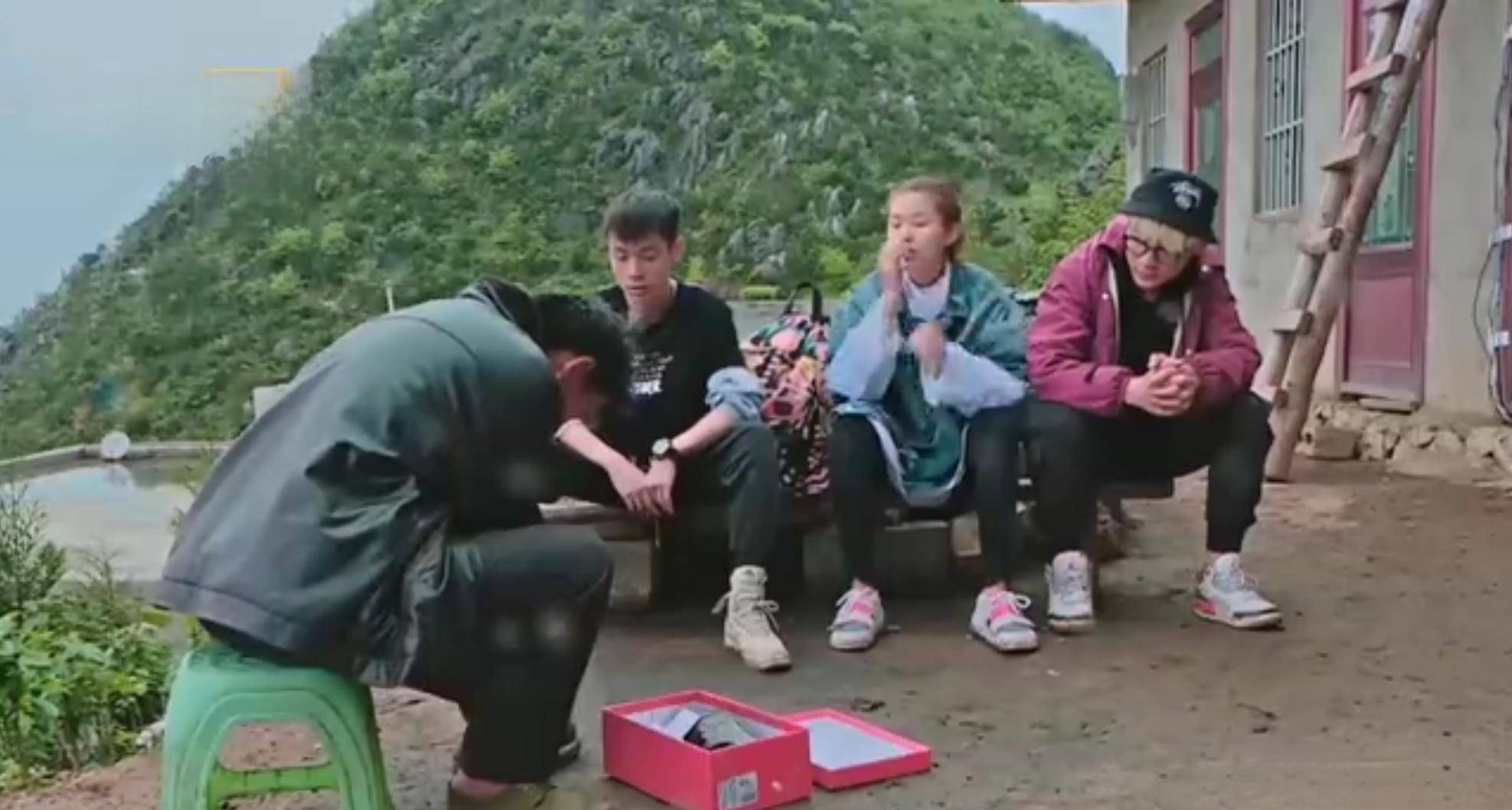 辽宁"巨婴" 刘思琦:16岁吃饭靠人喂,曾参加变形计,现状如何?