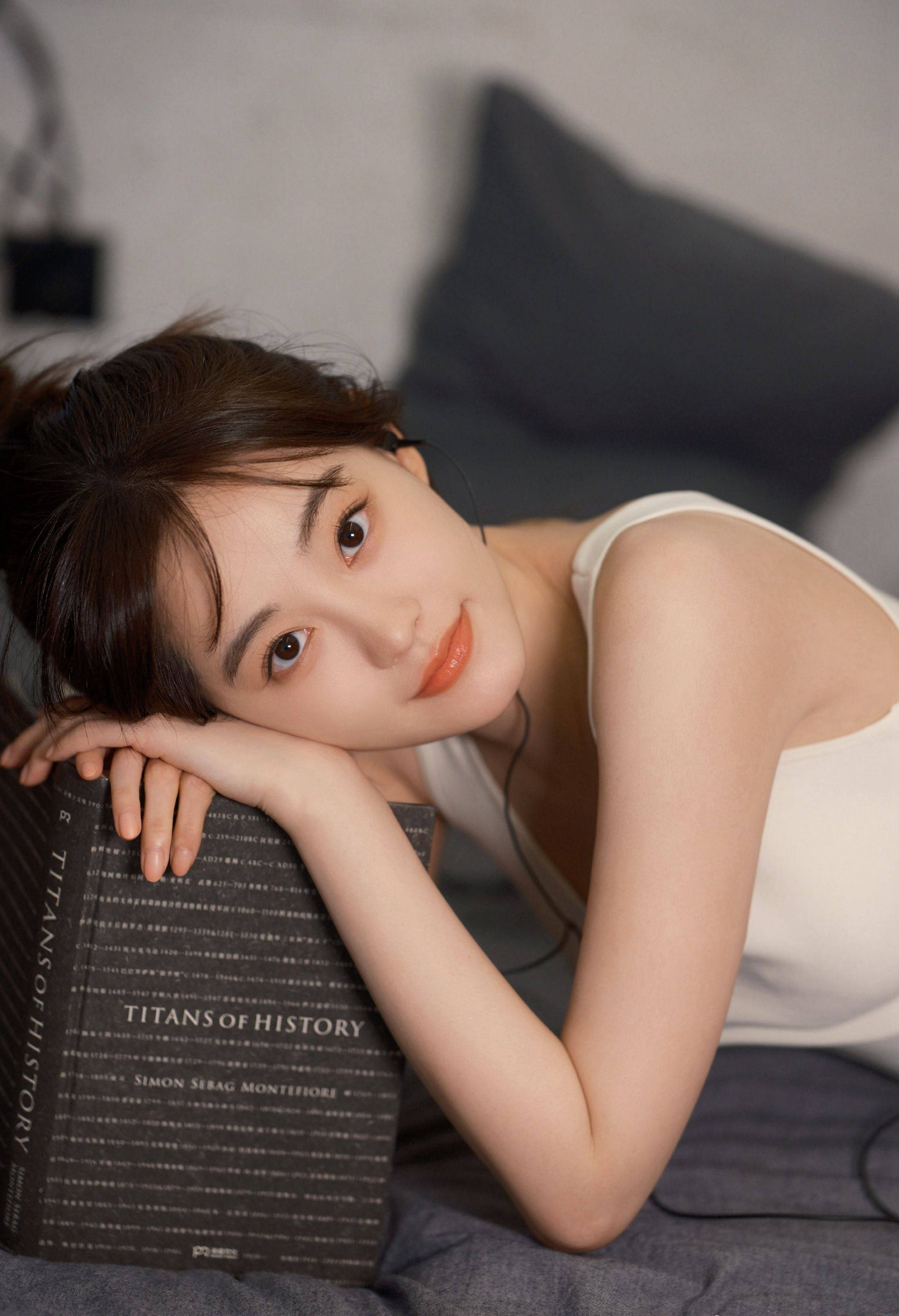 祝绪丹白色背心慵懒风写真_大片_网友_美得