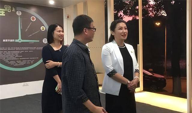 纪实:中国最美女校长,39岁任教授,49岁当大学校长,54岁仍知性_姜虹