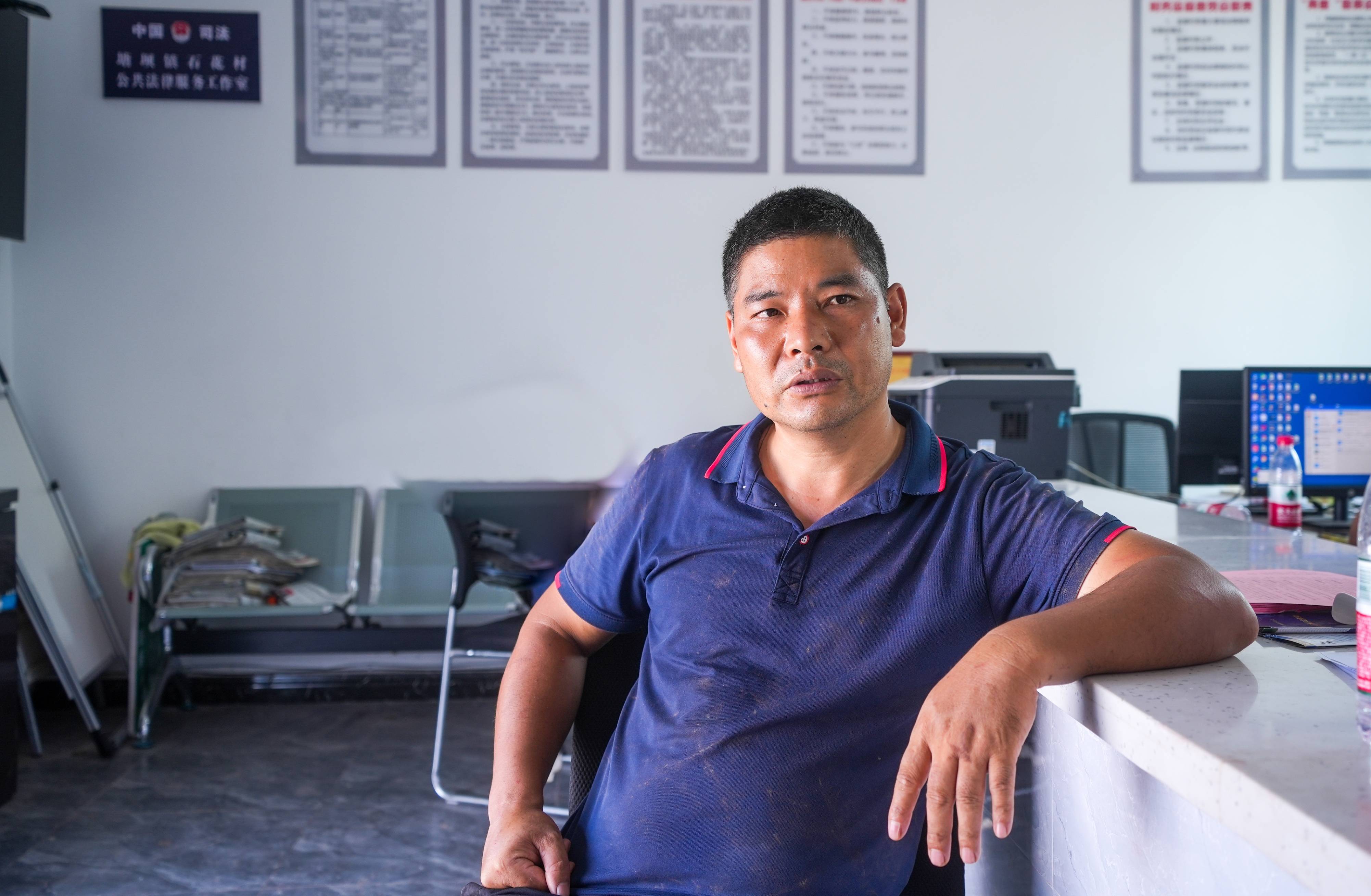 重庆小伙被洪魔围困,在树上挂了4小时,基层村官冒死营救两生命_孙海涛