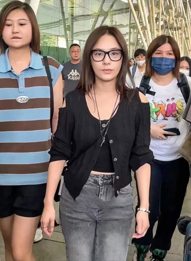 阿娇北京机场生图,个子矮小坐实152身高,素颜出镜全程扑克脸