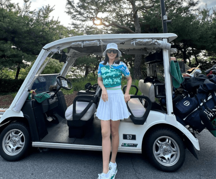 孙艺珍夫妇球场约会,"拜托"玄彬帮拍照显卑微,双腿暴露年龄_众人