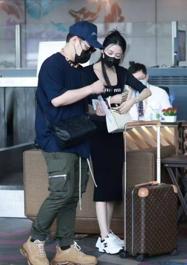 潘玮柏戴大金链走机场,老婆穿修身裙比女明星养眼 - 大山娱乐八卦
