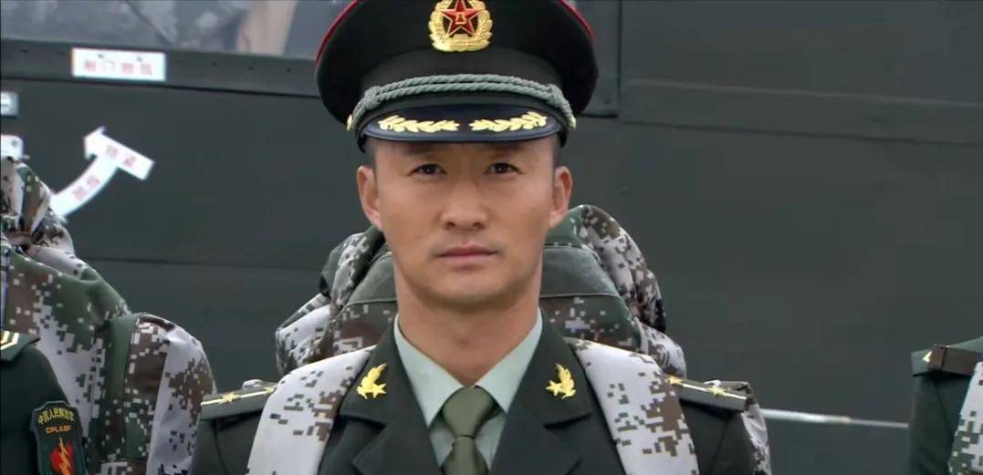 中尉何晨光当兵两年,为何能当上副连职军官_特种部队_新兵营_军衔