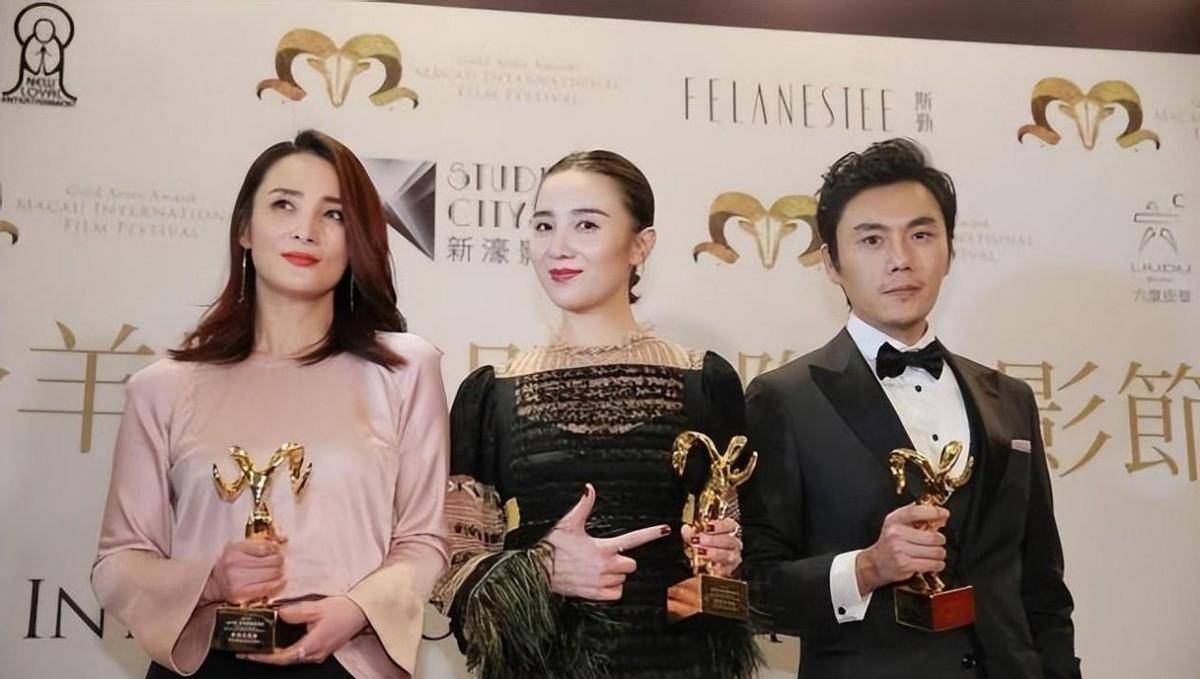 蒋勤勤和宋佳同框,已婚和单身的区别一目了然,少女又时尚_穿着_魅力