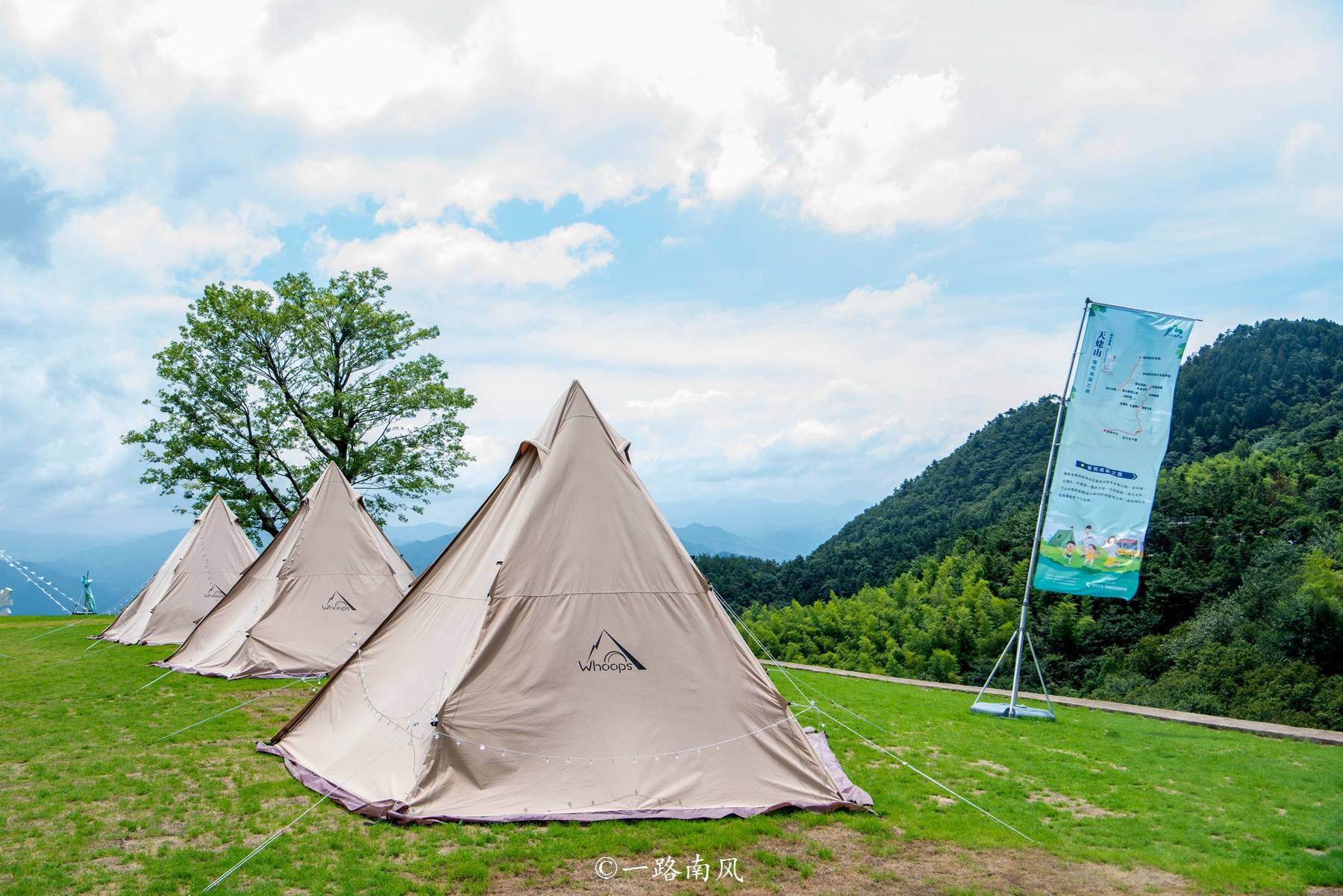 天姥山的半山腰有一个露营草坪,颜值很高,适合拍照.