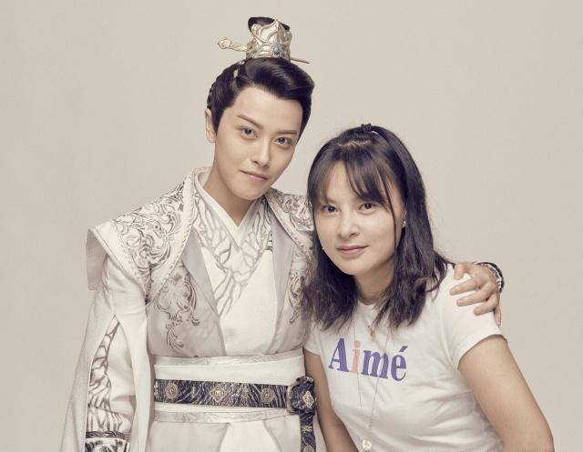 《小女花不弃》莫若菲伯乐晒和邢恩的聊天记录,私底下是个小宅女_姐姐