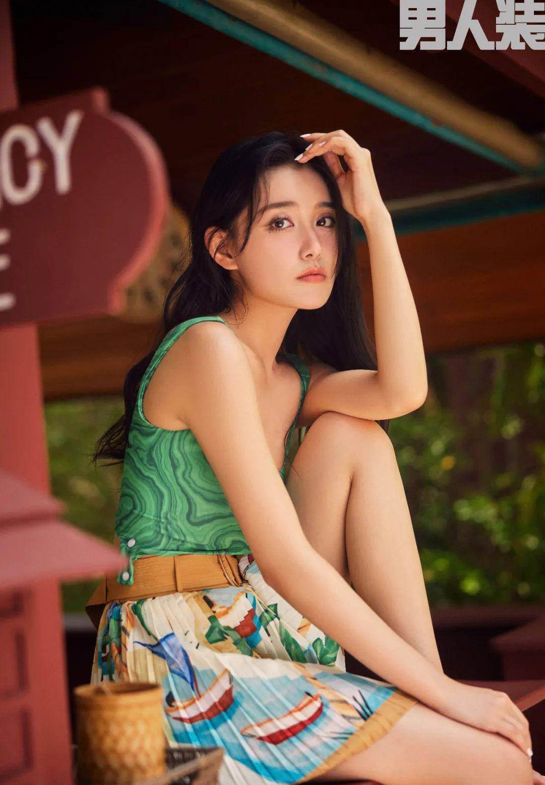 22岁蒋依依《男人装》五月封面,粉色抹身材迷你短暖裙,饰演时尚女郎