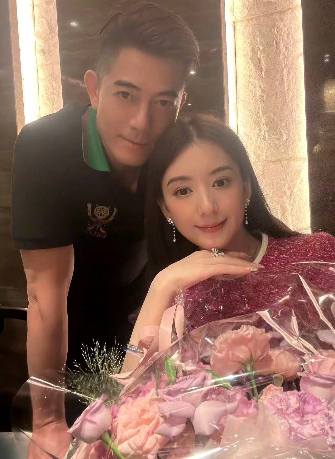 郭富城晒全家福为方媛庆生,夫妻比心贴脸超甜蜜,俩女儿美貌出众