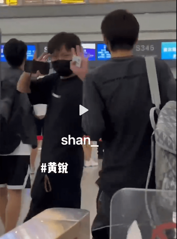 黄锐带四叶草应援物看TFBOYS演唱会 被拒绝入场-搜狐大视野-搜狐新闻