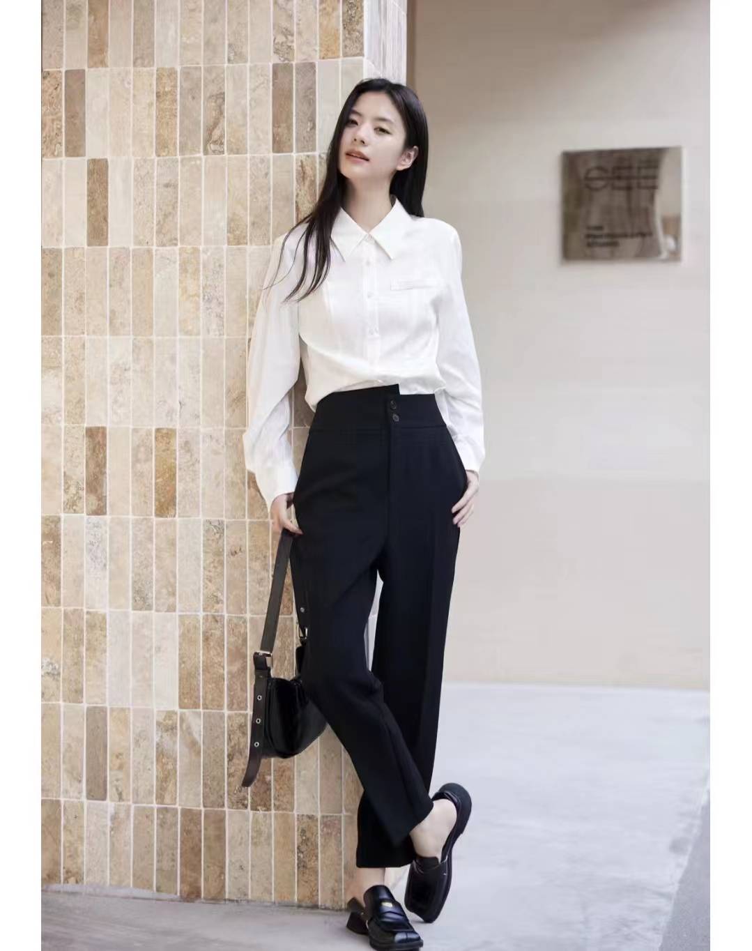 黑裤子搭配白衬衣,优雅气质穿出高级感!