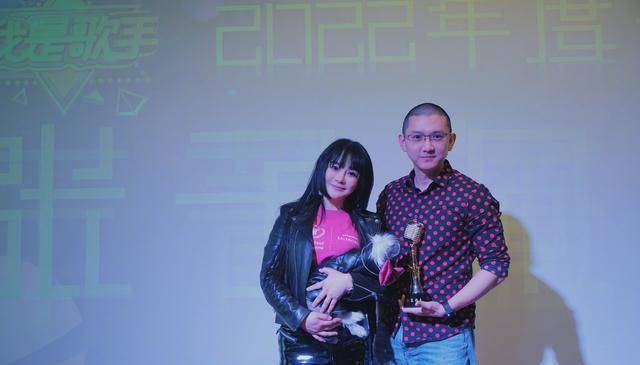 据现场员工爆料,夫妻二人对待下属非常贴心,工作之余也时常关心大家的