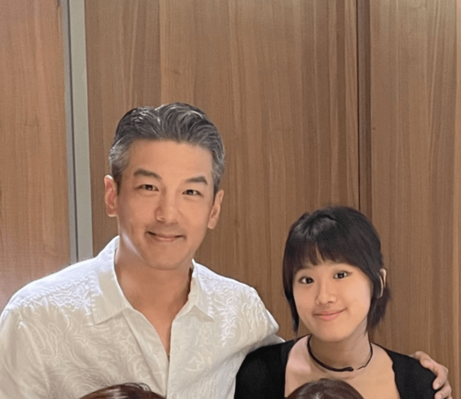 继母林若亚也罕见出镜,穿着一件蓝色印花裙,长发飘飘长得温柔可人