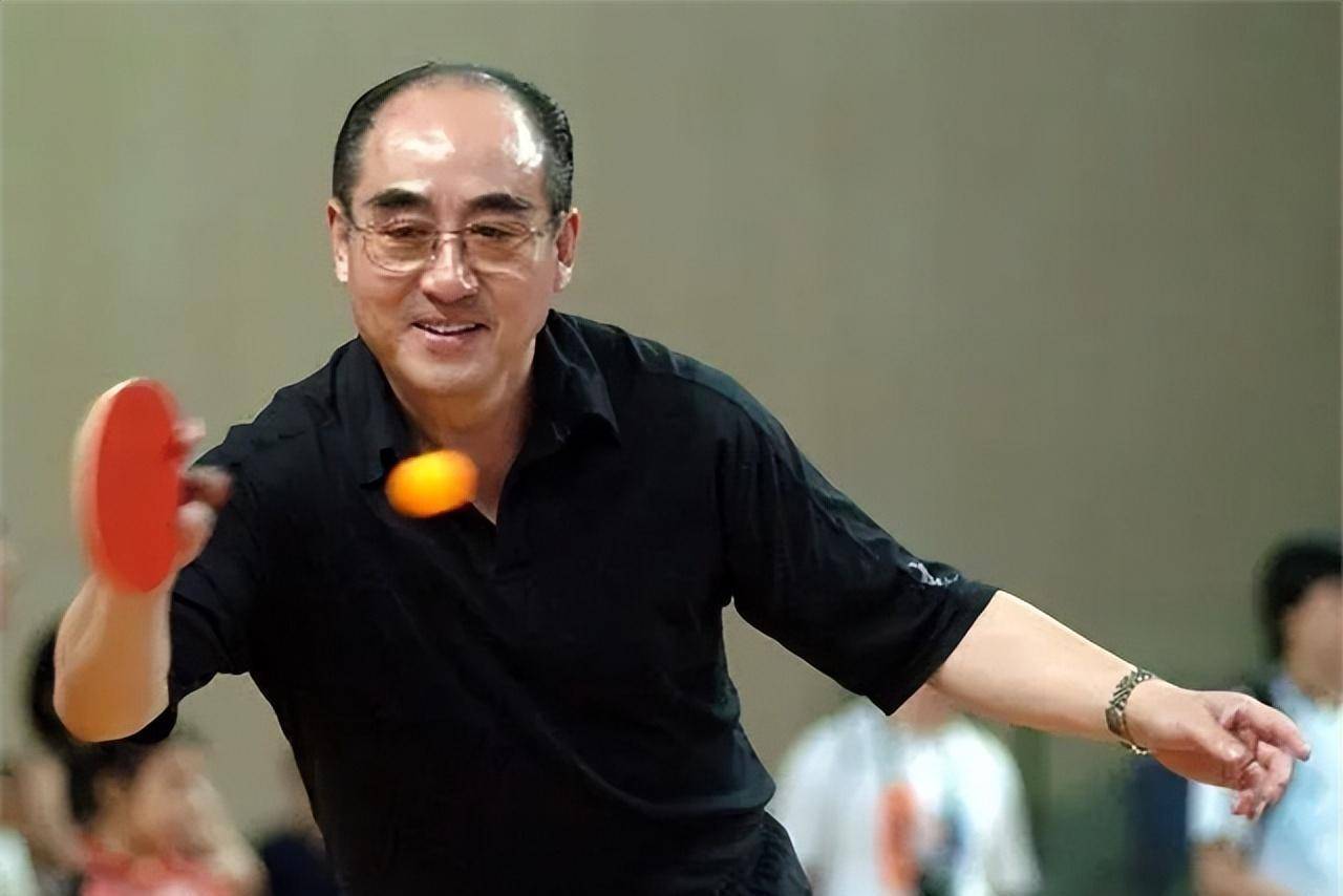 乒乓球冠军庄则栋在领导的遗体告别时背着手_庄惕深_家庭_鲍蕙荞