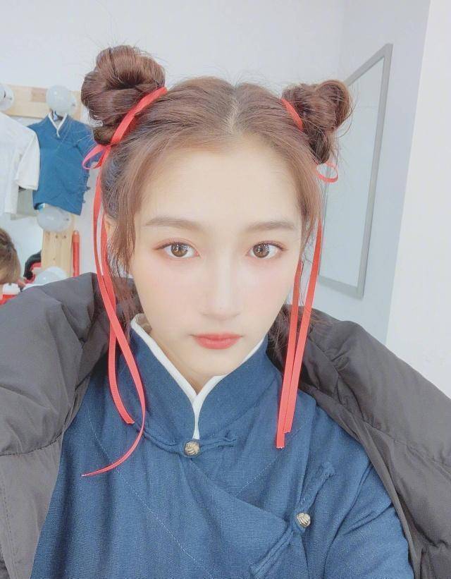 21岁关晓彤古装扮相美极了,穿上旗装演小燕子,古灵精怪太可爱_发型