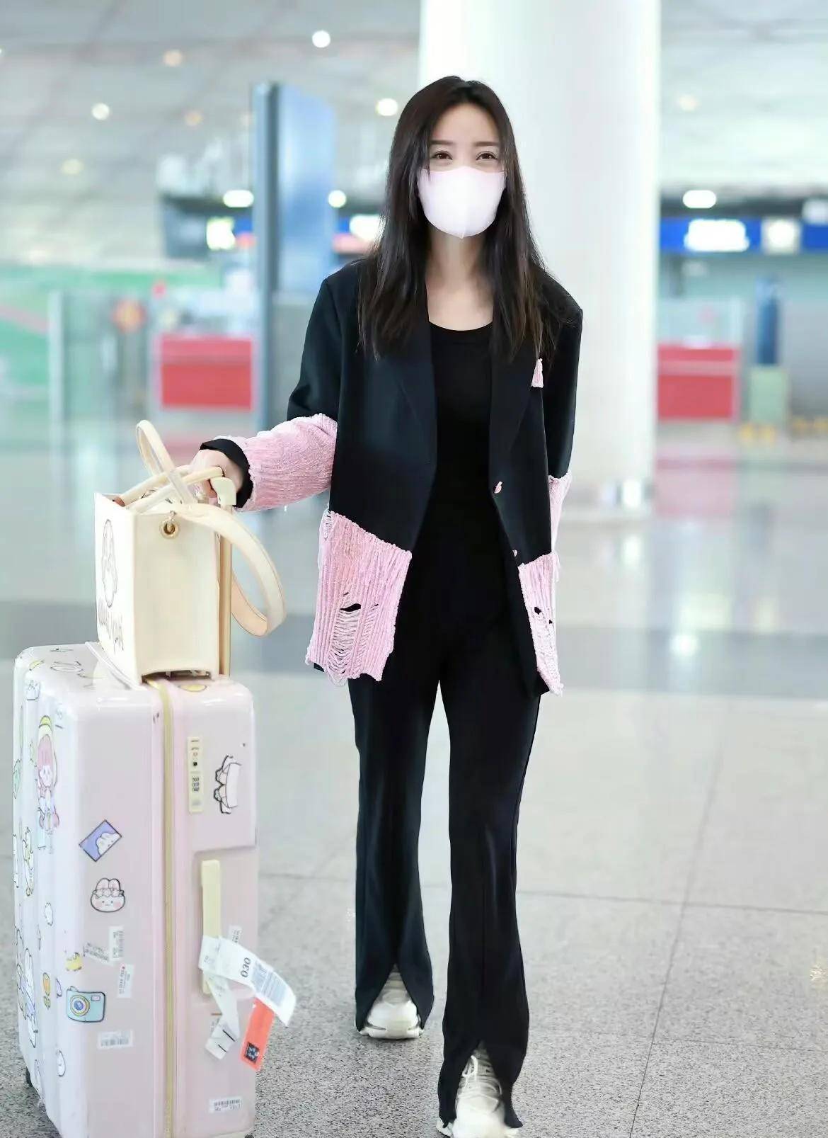 41岁柳岩瘦到认不出来,穿最新秋款造型走机场,少女感十足_女性_黑色