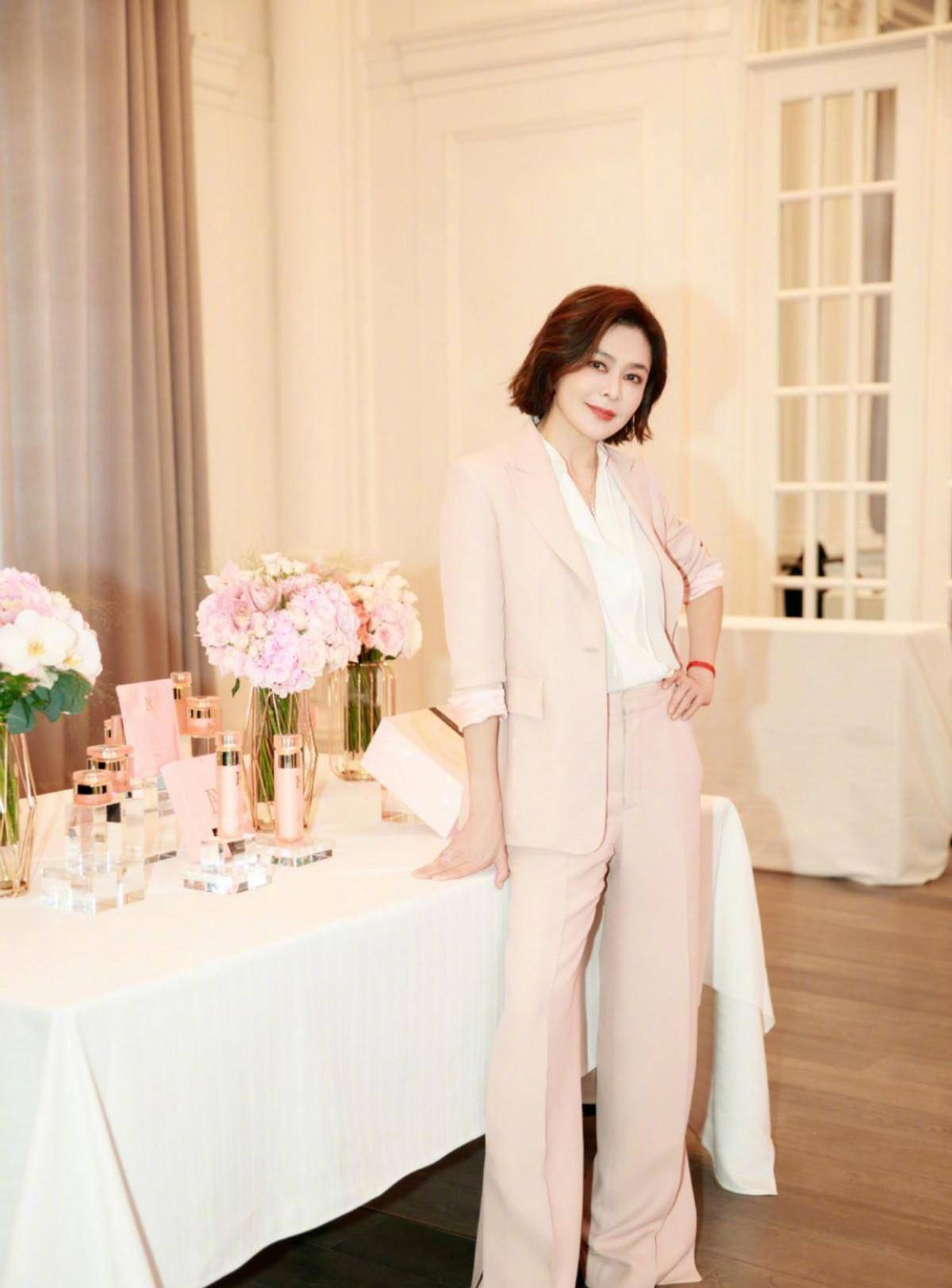 58岁关之琳现身富太聚会,为甄子丹娇妻庆生,汪诗诗也被挤出c位_贾冰