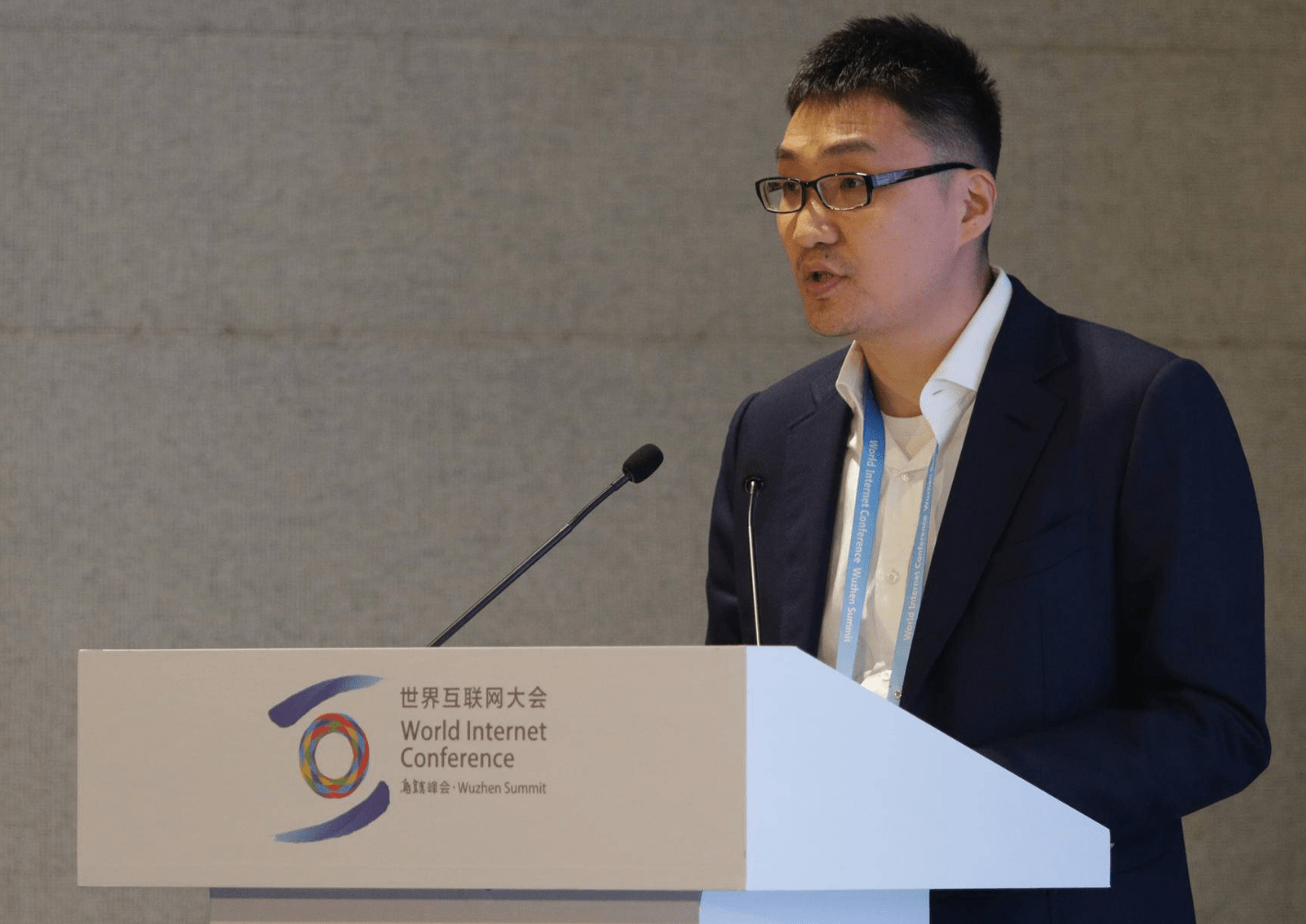 母亲却宁愿坐公交车出门,也不舍得打出租车_黄峥_丁磊_多多