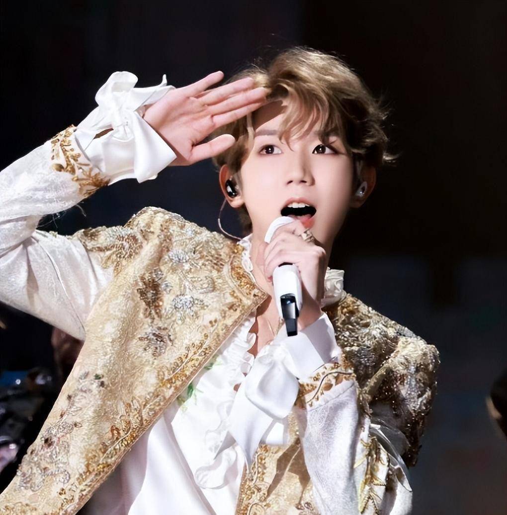 开场跑调三人冷脸,灯牌大混战,蛋糕还倒了_王源_易烊_王俊凯