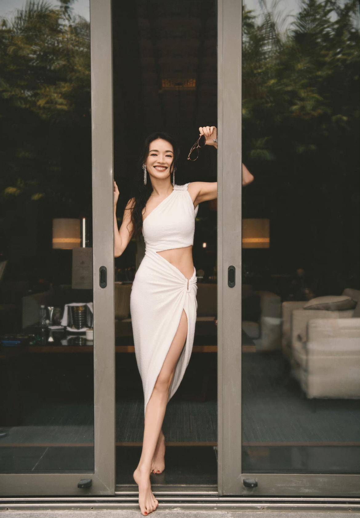 舒淇身材惊人,一袭绿色亮片长裙迷人迷人,复古又优雅_时尚_连衣裙