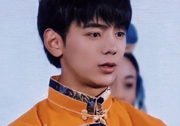 《中餐厅5》路透来了,黄晓明自己推行李,丁真的普通话令人担心