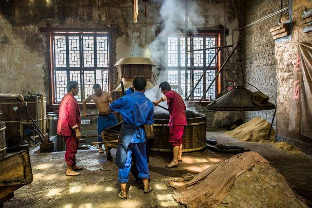 行业洗牌下"贵守"酱酒逐步走入大众视野_烧坊_茅台_产品