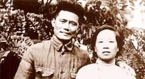 1946年叶挺遇难时,飞机上还有3人,职位在叶挺之上