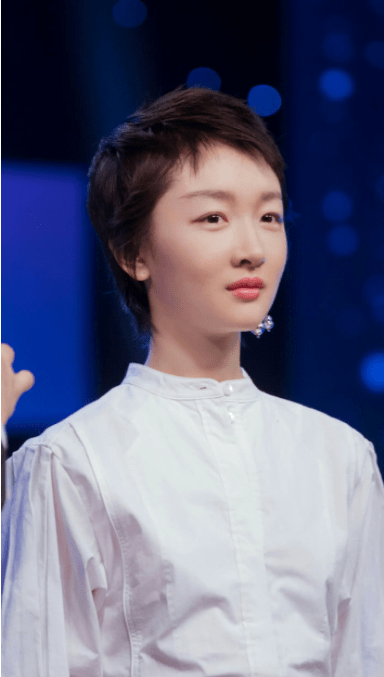 周冬雨晒素颜随拍,开怀大笑眼睛成一条线,三伏天穿棉大衣疑有孕_开心