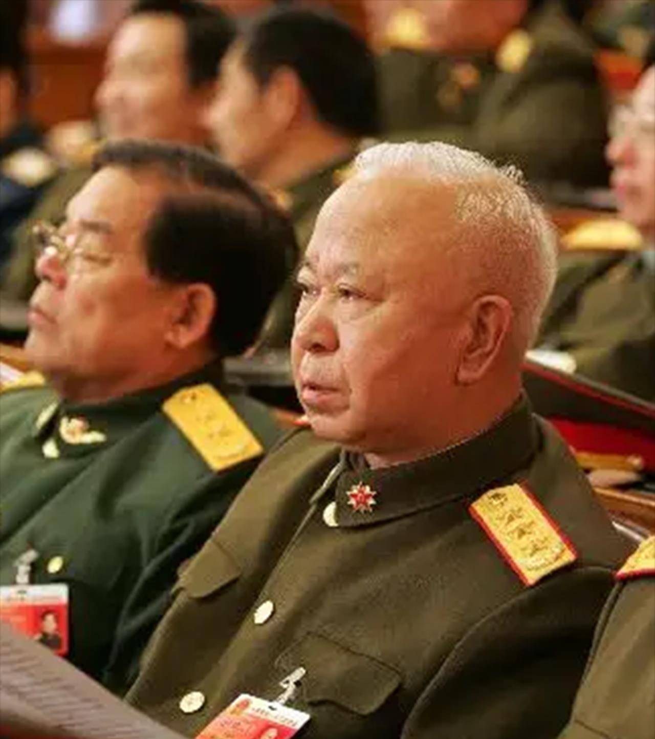 成都军区司令员隗福临的警卫员上街办差被歹徒打伤,将军非常愤怒_小张