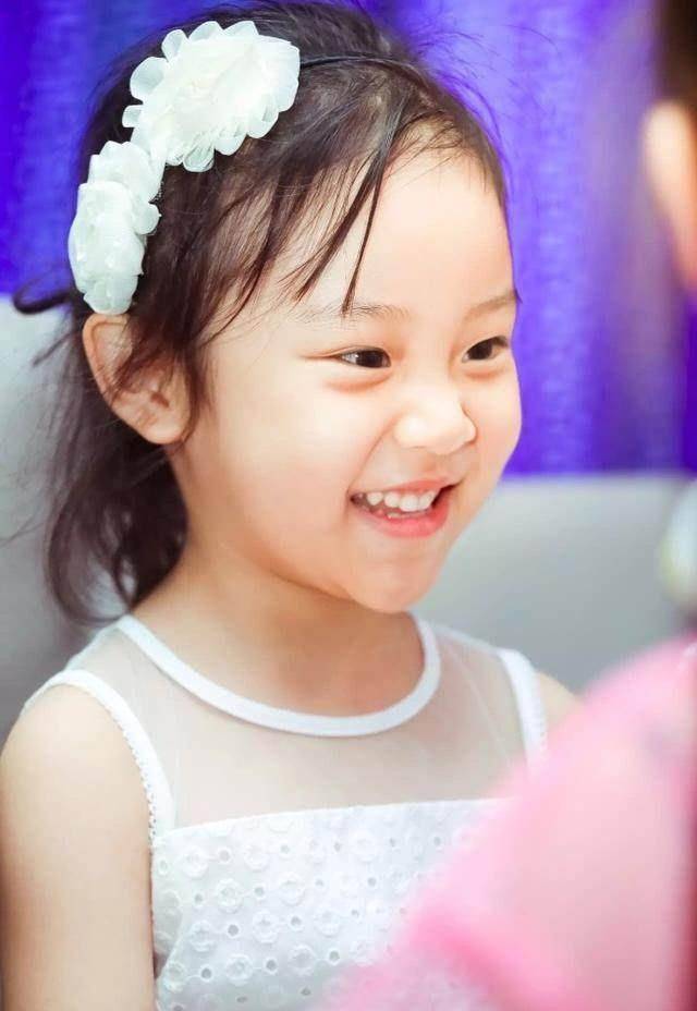 5岁甜馨近照小少女,半岁时像个小肉球,最后一张图路p弯了!