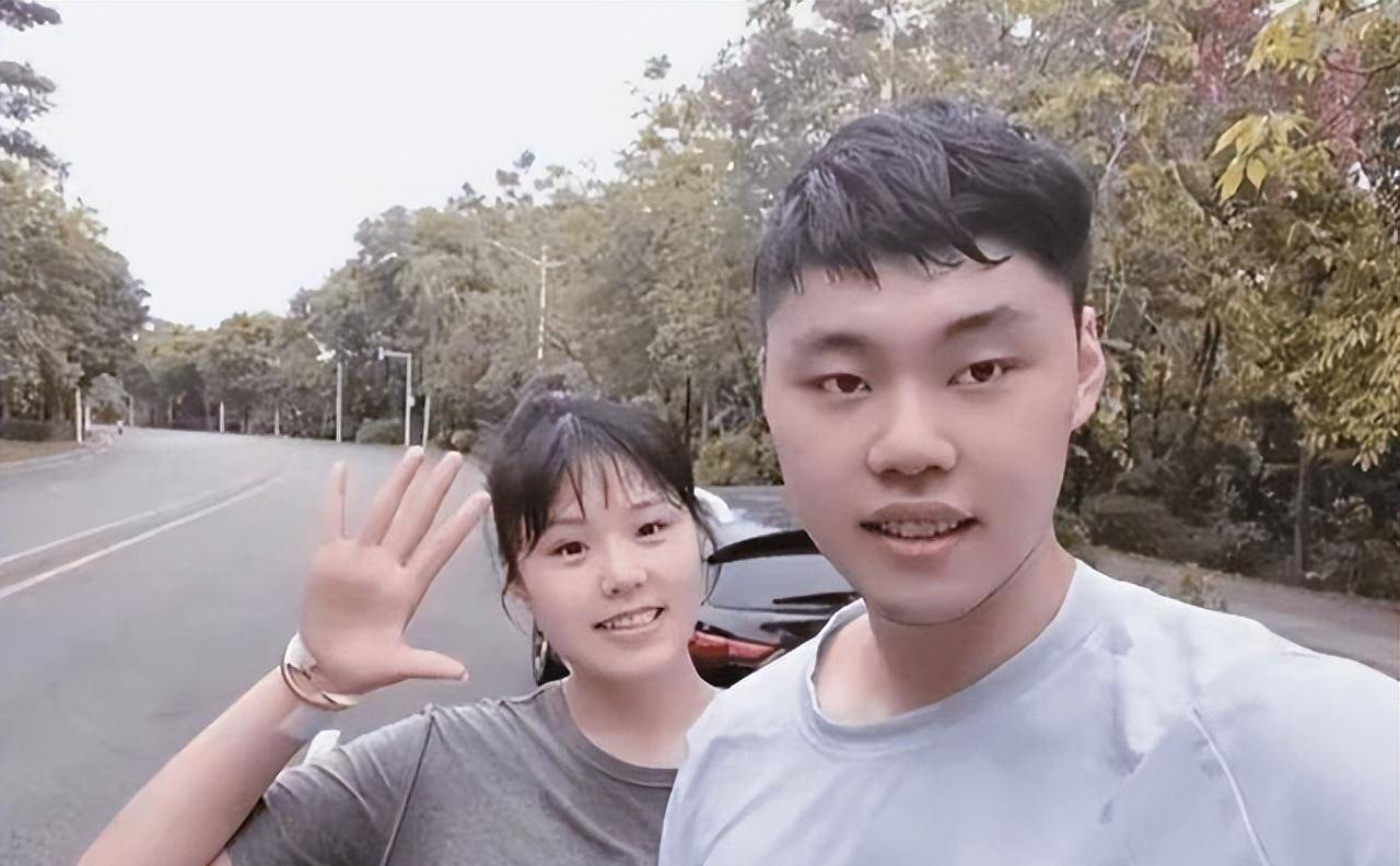 在李月汝同赵义明一同训练时,赵义明的母亲也在个人的社交媒体上进行