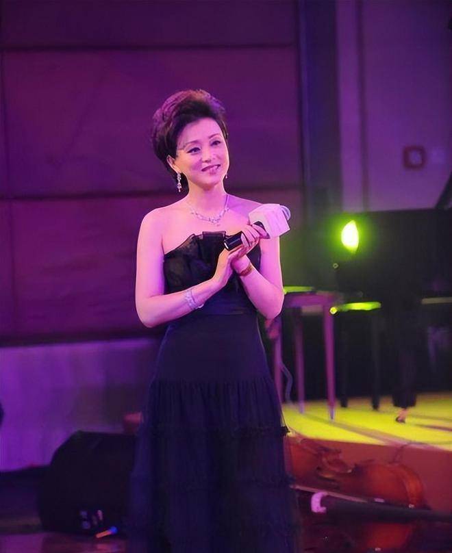 杨澜带着富豪老公走红毯,像少女一样穿着抹身材纱裙,老公穿着唐装内衬