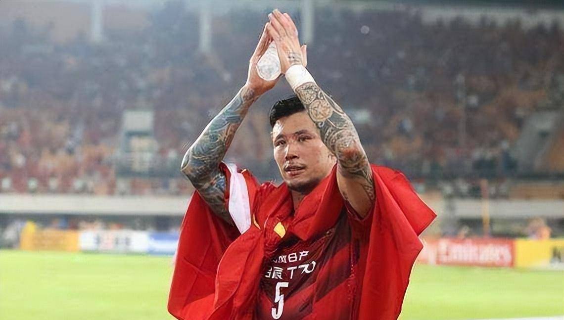 国外球迷批张琳芃:长发大花臂,把人骨头踢断,我们男足太可怕了_比赛