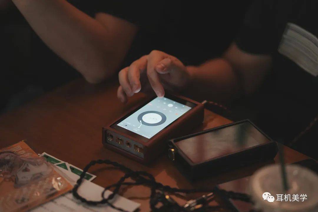 艾巴索现场的器材非常丰富,除了新旗舰dx320max ti播放器,dx320,dx170