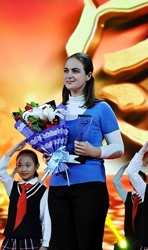 丈夫癌症去世,乌克兰洋媳妇独自养大3个混血儿子,网友:太牛了_娜佳