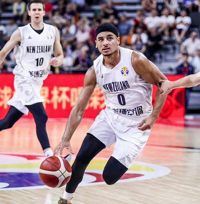 中国男篮对阵新西兰,锋线身高占优,周琦遇前队友,重点盯防3人_对方