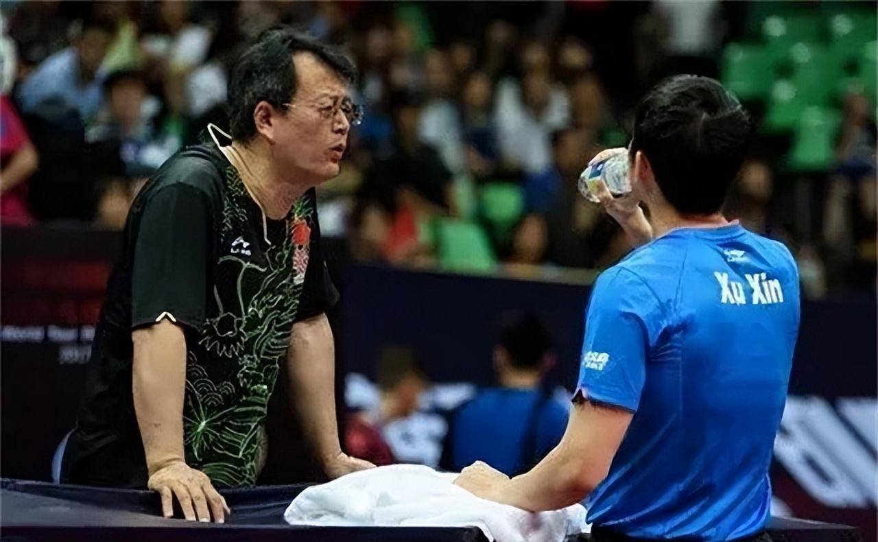 国乒金牌教练吴敬平,退休后陪冯天薇去国外训练!