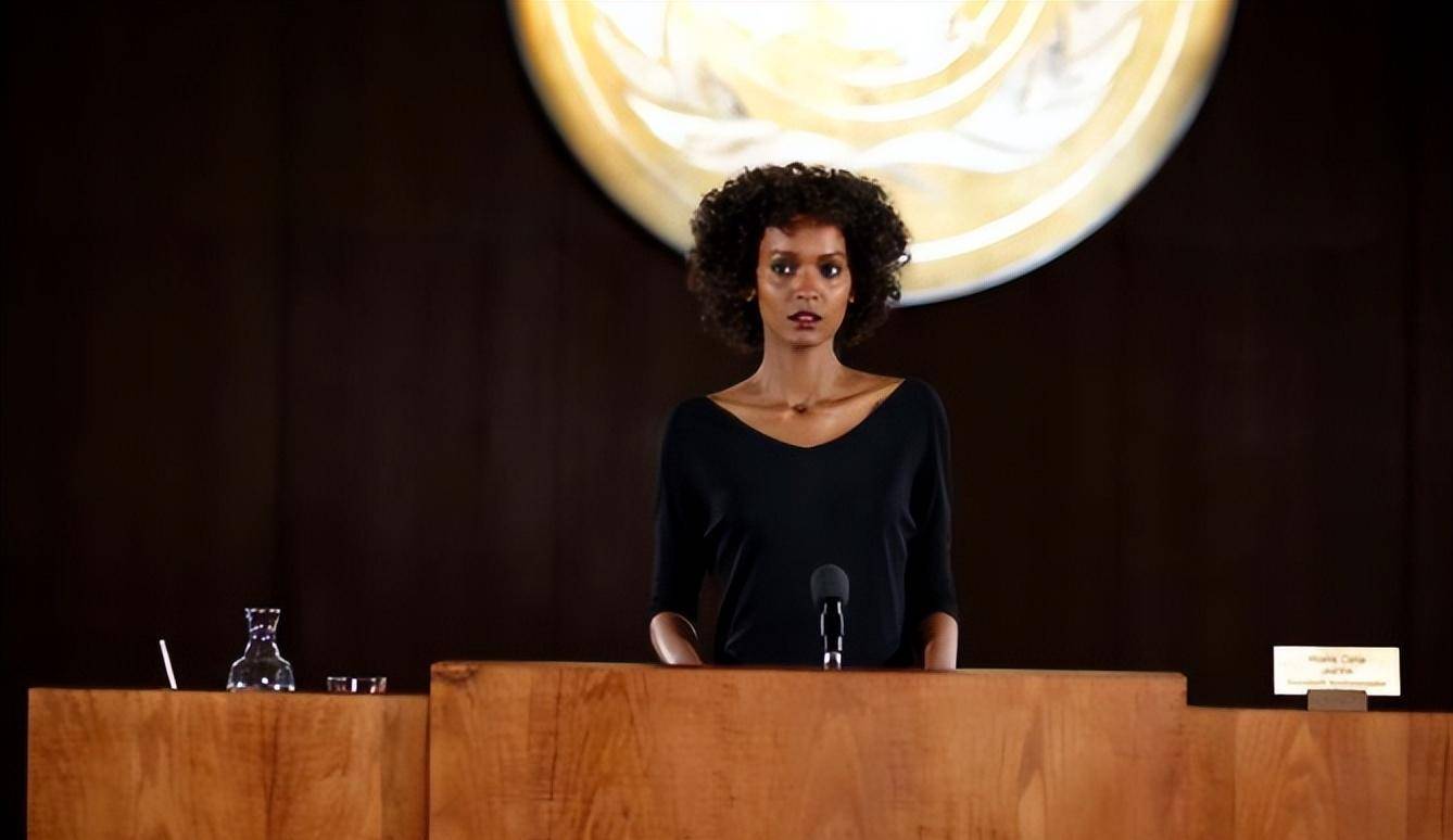 顶级超模华莉丝:被称沙漠之花,5岁被割生殖器,12岁被卖给老头_杰克逊