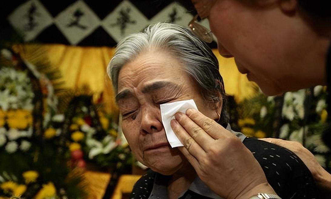 退休金和存款都给了儿子,晚年生活可怜又可悲_老伴_阿姨_电话