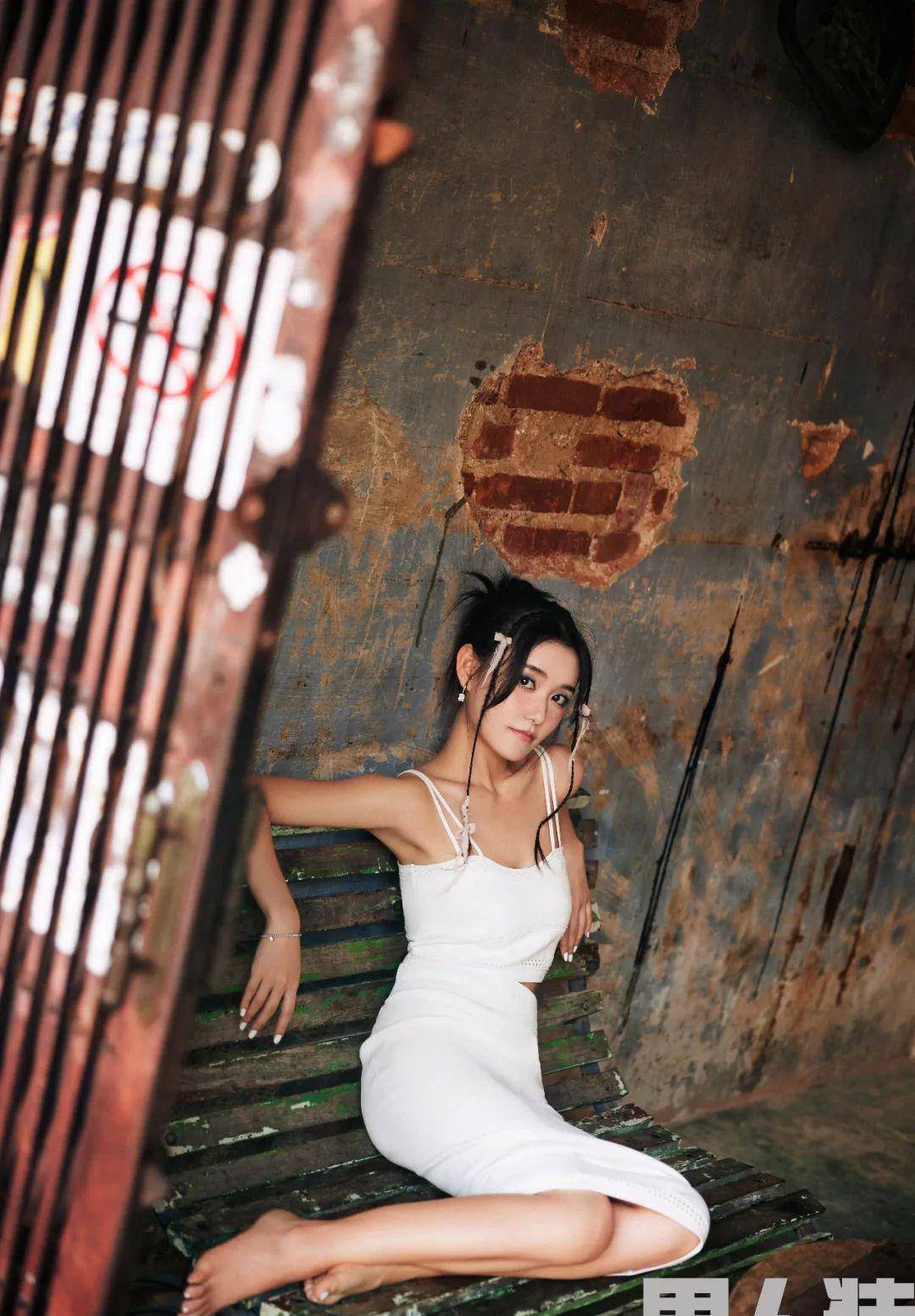 蒋依依,22岁,《男人装》五月,粉色面具,火辣短裙,饰演女人味十足_时尚